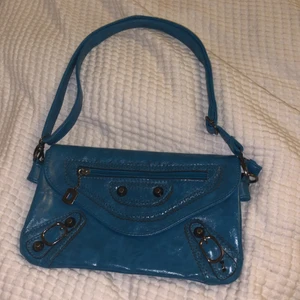 axelbandsväska - en jättesnygg axelbandsväska i mörkblå färg köpt secondhand