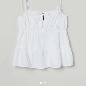 Vit topp  - Säljer vit topp från h&m storlek 34 (xs)  Säljer för 150kr ink frakt 