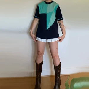 Maskinstickad t-shirt - Mycket bra skick! Jag är en storlek S, så har ni lite referens för passformen😇 