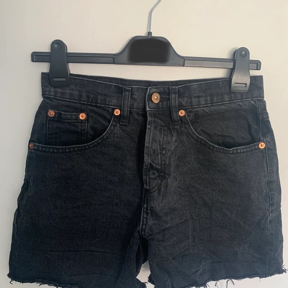Ett par svarta jeans short från lager 157 i modellen DIBA, i storlek XS. Det är ett okej skick, haft i ett par år. . Shorts.