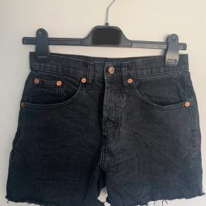 Ett par svarta jeans short från lager 157 i modellen DIBA, i storlek XS. Det är ett okej skick, haft i ett par år. 