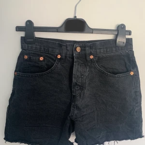 Svarta jeans shorts - Ett par svarta jeans short från lager 157 i modellen DIBA, i storlek XS. Det är ett okej skick, haft i ett par år. 