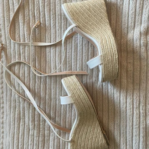 Sandaletter från Even&Odd - Oanvända sandaletter från Even&Odd köpta på Zalando. Sista bilden är från hemsidan som visar hur de ser ut på, dock i annan färg. Nypris 439. Storlek 39!
