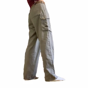 Flyttfirma cargobyxor  - !!INTE KÖP NU!! Cargobyxor från ”flyttmästarna”. Deras logga står på den vänstra fickan (skriv privat om ni vill ha bättre bilder). Byxorna är dock köpta från en secondhand. Är stora i midjan så bälte krävs (jag har w28/eur38). Längden är perf (174cm)