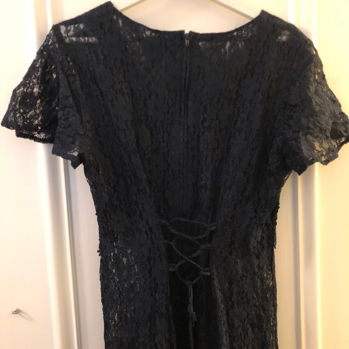 Genomskinlig spetsklänning med knyt i ryggen