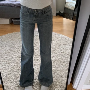 Fornarina jeans - Fornarina jeans i en grå/blå Wash🤍 jättesnygga men för långa på mig som är 168 cm 🤍  obs! har bara en ficka(modellen ska vara så) midjemått:37 cm tvärsöver innerbenslängd:83 cm🤍 SÄLJER FLER LIKNANDE JEANS