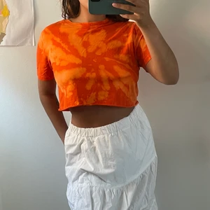 Orange batik t-shirt - Orange kort tshirt jag batik blekt. Skönt och perfekt i sommar! (Köparen står för frakten) 🌞