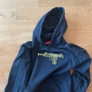 Supreme hoddie - Supreme hoddie jag köpte i deras butik 2018. Använt ca 10 ggr kanske under dom här åren. Säljer för att jag tycker att den kan användas bättre av ngn annan <3