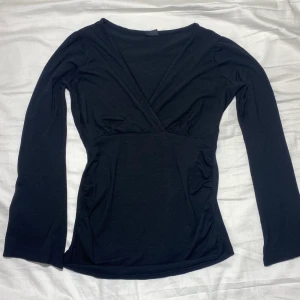 Långärmad svart tröja  - Långärmad tröja med snygg urringning. Felfritt skick, som ny. Läste på lappen att det tydligen är en mamma tröja men inget man märker av, kan bäras av vem som helst. Köps via Swish (frakt 54 kr) eller köp nu 💋