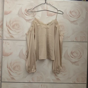Off shoulder blus - Fin blus man kan ha till middag, fest osv . Nästan aldrig använt 