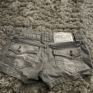Grå shorts  - Säljer dom här fina lågmidjade shortsen som knappt är använda, det är storlek 38 men skulle nog säga att de är som 34-36, midjemåttet är 74cm🫶🏼