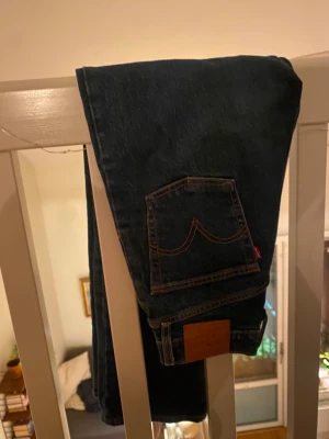 Levis ribcage jeans  - Mörkblå Levis ribcage jeans som tyvärr blivit lite för små för mig. De är i bra skick :)   (De sista bilderna ej mina)