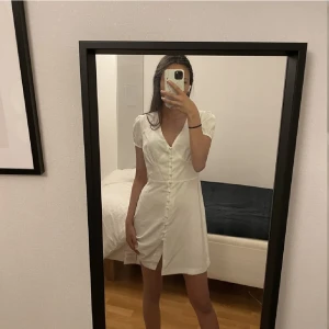 Klänning - Säljer denna klänning från Nelly, oanvänd och i nyskick ❤️säljer då den var lite stor på mig vid midjan, stl 34. Passar till sommar, avslutning eller student! 