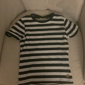 Randig t-shirt - Randig t-shirt storlek 146-152 men Passar de me storleken större💕