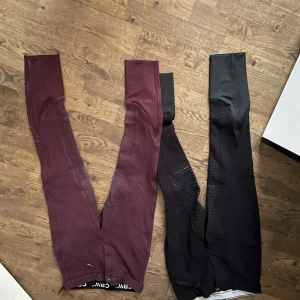 Crw ridbyxor  - Säljer mina fin crw ridbyxor nu då dom inte kommer till användning. De vin röda är storlek 38 och de svarta är storlek 40. Men båda är små i storleken så passar 36/38. Knappt använd och inga synliga skador på dem. . Köper står för frakt🤍