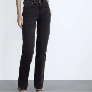 Super fina mid waist jeans ifrån zara. Har klippt av dom så att dom passar någon som är 155-160cm. Kan inte skicka några bilder med dem på då de inte passar.❤️❤️