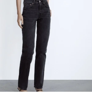 Mid Waist jenas zara - Super fina mid waist jeans ifrån zara. Har klippt av dom så att dom passar någon som är 155-160cm. Kan inte skicka några bilder med dem på då de inte passar.❤️❤️