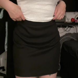 Svart kjol - Svart ribbad kjol som aldrig använts