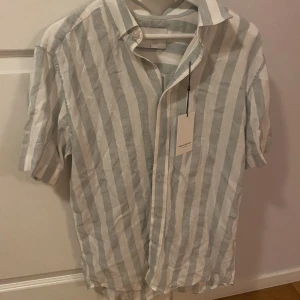 Volt Linneskjorta - Kortärmad Linneskjorta i snyggt mönster. Köpt på Volt för 599. Vit och Turkos/Grön.