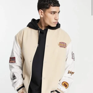 Bomberjacka - Beige bomberjacka i oversize från ASOS. Helt oänvånd, lite skrynklig bara. Skick 8/10. Lappen finns kvar. Köpt för 749 kr.