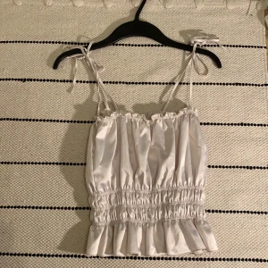 Satin top - Söt top från Zara, i storlek S. Ej använd.