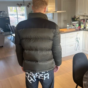 Snygg superdry pufferjacka - Inga slitningar, lite för liten för modellen. Size M