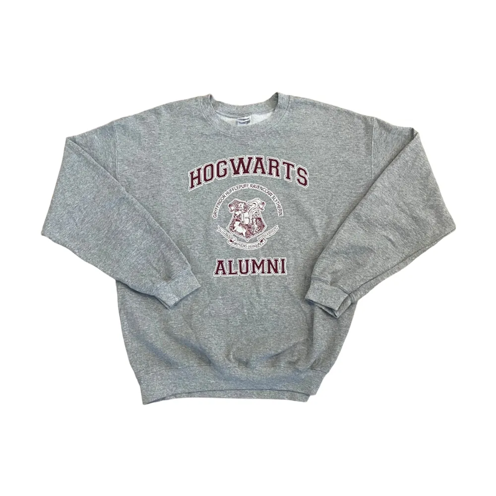 Hogwarts Vintage Sweatshirt 🤍  Pris: •250kr  Stl: L  Bredd 58cm Längd 67cm  Kontakta mig för mer info 🤩. Hoodies.