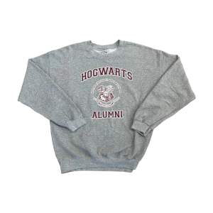 Hogwarts Vintage Sweatshirt 🤍  Pris: •250kr  Stl: L  Bredd 58cm Längd 67cm  Kontakta mig för mer info 🤩