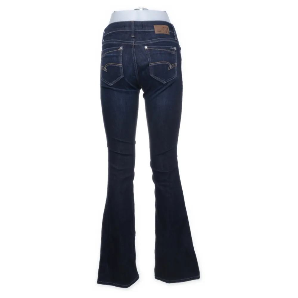 Lågmidjade bootcut jeans. Strl 25/32 men passar också 26. Bra skick. Mycket liten slitning längst ned på ena byxbenet (se sista bilden). Köpta för över 600kr. Jeans & Byxor.
