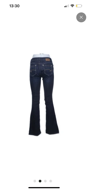 Mavi jeans - Lågmidjade bootcut jeans. Strl 25/32 men passar också 26. Bra skick. Mycket liten slitning längst ned på ena byxbenet (se sista bilden). Köpta för över 600kr
