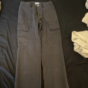 Zara cargo pants - säljer helt oanvända zara cargo pants. Endast testade då det var fel storlek :) Byxorna är i en tonad blå färg