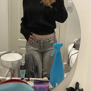 Gina gråa jeans - Superfina gråa midwaist jeans från gina, använda fåtal gånger och i superfint skick!❤️