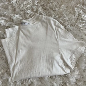 Vit t-shirt  - Vit basic t-shirt storlek xs 80kr😊
