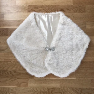 Fake fur bolero - Fake fur bolero med strass knäppning. Använd 1 gång på ett 20-tals tema. 