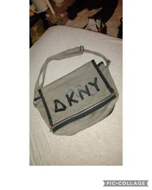 DKNY axel väska med justerbart band, köpt på seconhand och helt ok skick förutom att den har en liten synlig fläck (vet ej om det går att tar bort eller ej) har aldrig använt den. Först till kvarn!