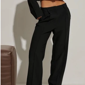 Kostymbyxor Hanna SchönbergxNakd - Säljer dessa kostymbyxor från Hanna Schönbergs kollektion med Nakd. 