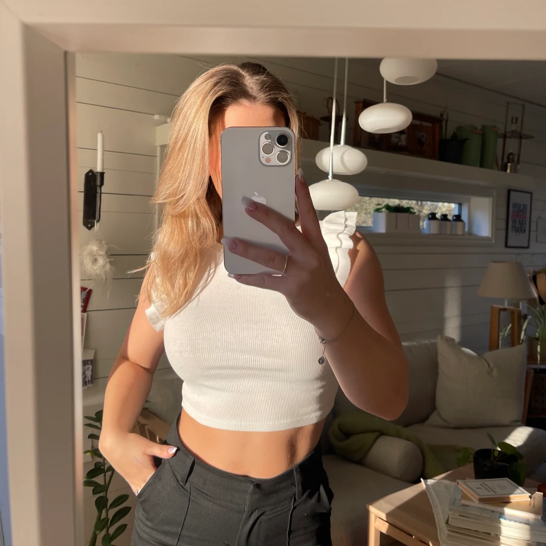 Vit topp med volanger