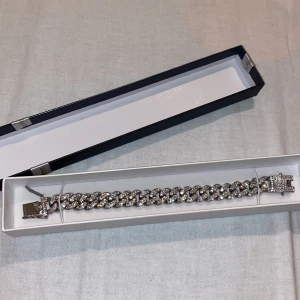 Armband - säljer min armband inte använd helt ny stål med paket 