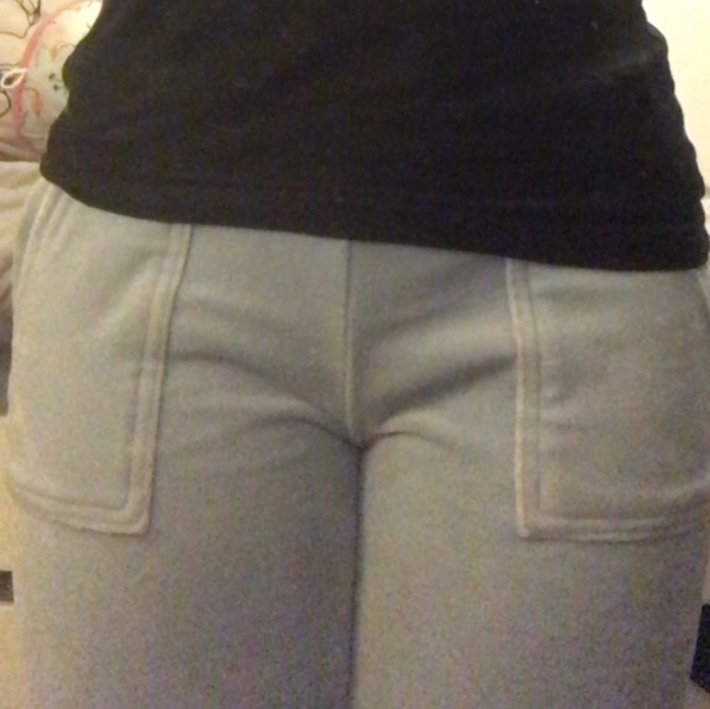 Säljer mina juicy couture byxor då dom inte är min stil längre! Inga slitningar på dom och nästan helt nyskick:) Kontakta mig om ni har frågor eller så❤️❤️ Priset är 450 men ifall flera e intresserade så blir de budgivning🥰möts endast upp just nu i Sthlm!:). Jeans & Byxor.