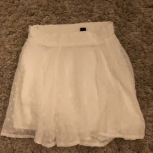 Kjol - En vit kjol från shein men inbyggda ”shorts” i. Köpt för länge sedan!