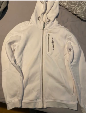 Sail racing - Den är nyskick men har fläckar, knappt använda men jag har spillt på den jätte lite (se bild)