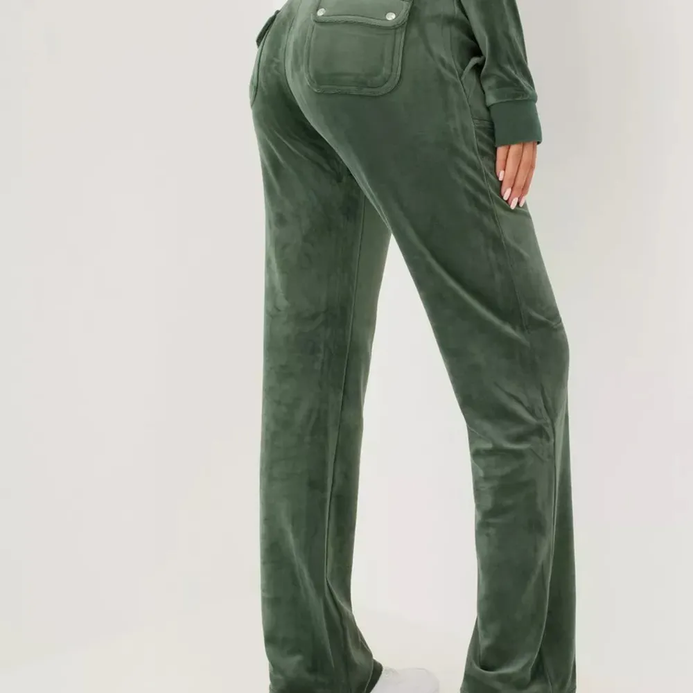 Hej! Säljer mina fina gröna juicy byxor i storlek S då de inte kommer till användning längre. ❣️Hör av er för frågor eller fler bilder. Gratis frakt. 650 kr. ❤️. Jeans & Byxor.