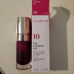 Clarings lip oil - Helt ny Clarings comfort lip oil i färgen "Plum". Endast testad annars helt helt ny. Orginalpris: 240kr❤️