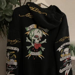 Ed Hardy Hoodie - Ed Hardy hoodie. Storlek L. Kolla gärna in mina andra plagg. 