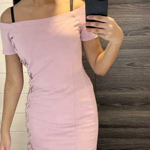 Klänning - Rosa offshoulder klänning med snörning på sidan Storlek36