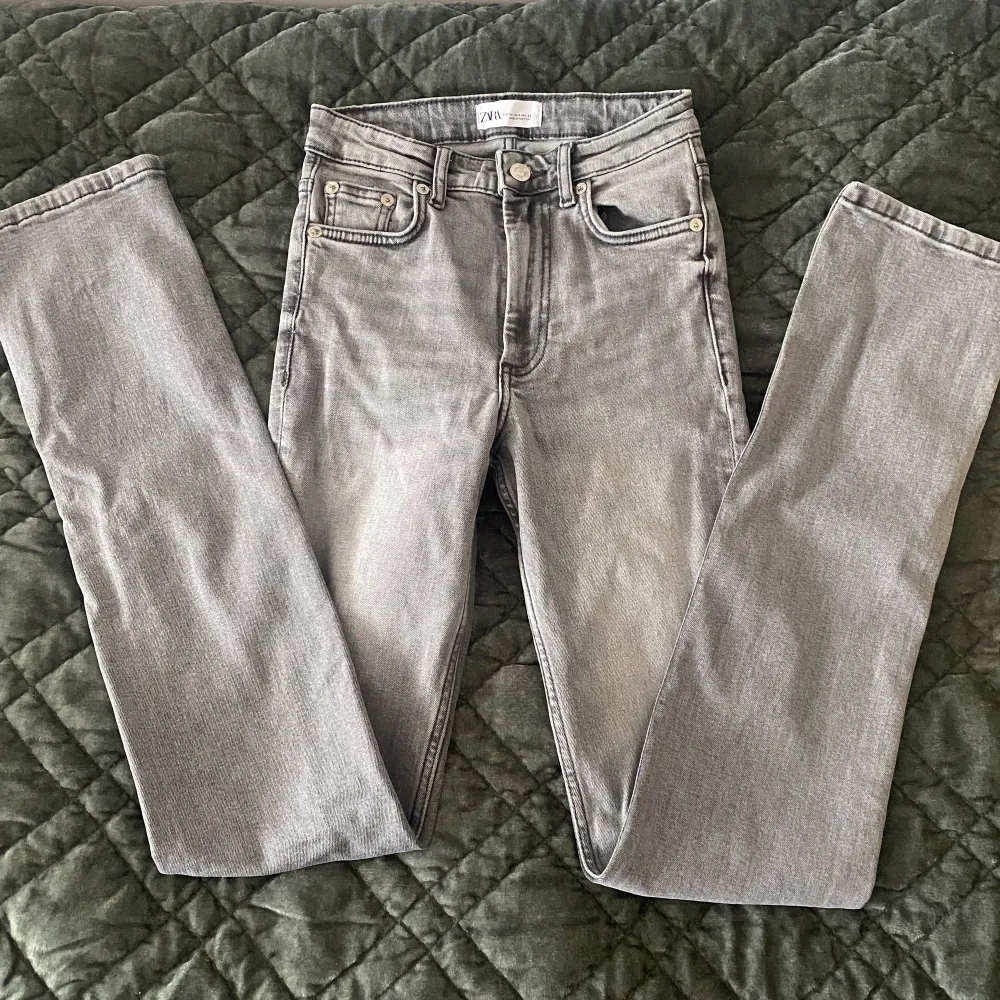 Ett par jättefina jeans från zara i storlek 32. Har även en slits nere vid fotknölen. Skriv om ni har några frågor och tryck inte på köp nu om ni inte har kontaktat mig💘. Jeans & Byxor.