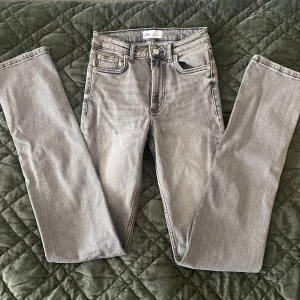Zara jeans💘 - Ett par jättefina jeans från zara i storlek 32. Har även en slits nere vid fotknölen. Skriv om ni har några frågor och tryck inte på köp nu om ni inte har kontaktat mig💘
