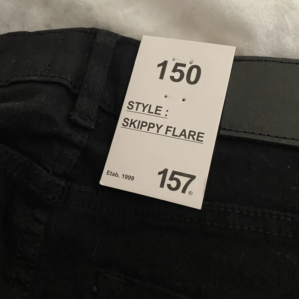 Super snygga svara jeans med låg midja. Helt nya med lappen kvar🌸 Skriv privat vid frågor. Frakten stämmer ej💗. Jeans & Byxor.