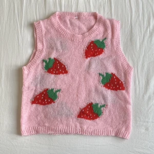 Stickad väst jordgubb retro - Helt otroligt söt jordgubbs-topp! En stickad liten väst som är urgullig 🍓 Storlek XS/S 💘