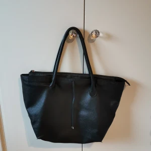 Väskor - Fin stor väska hat knappt använt